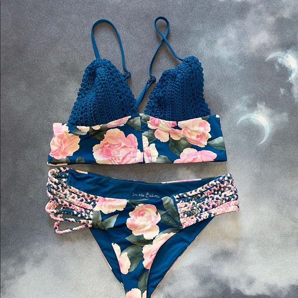 Frankie’s floral 2-piece crochet bikini | Size Small